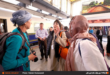 مسافران قطار گردشگری عقاب طلایی در ایستگاه راه آهن تهران