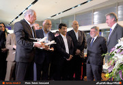 اهدای ماکت ایرفرانس در مراسم آغاز مجدد پروازهای ایرفرانس به ایران