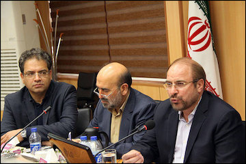 نخستین جلسه ستاد بازآفرینی پایدار کلانشهر تهران با حضور ايزدی و قاليباف/ تاکید ایزدی بر ساماندهی بافتهای ناکارآمد به عنوان راهکار ارتقای کیفیت زندگی در تهران/ دستگاهها بر اساس قانون ملزم به اجرای تعهدات خود شوند نشست