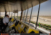 یکی از کارکنان برج مراقبت فرودگاه مهرآباد در حال هدایت هواپیماهای در حال فرود و پرواز 