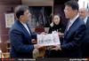 اهدای صنایع دستی توسط وزیر زیر ساخت و حمل ونقل کره جنوبی به وزیر راه و شهرسازی