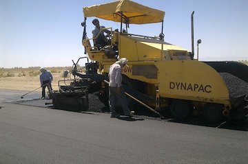 اجرای عملیات آسفالت معبر اصلی روستای آغمزار در خراسان شمالی آسفالت