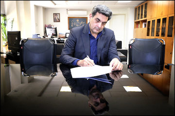 ساماندهی، حفاظت و احیای تپهها و چشمهها در منظر طبیعی شهر سنندج/ تجدید ساختار شهر، احیای عرصههایعمومی و فضاهای باز و سبز شهری برای توسعهگردشگری  پیروز حناچی