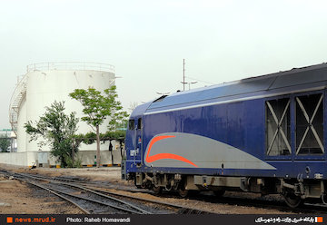 ورود لوکوموتیو به محل سوختگیری در راه آهن تهران