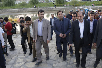 بازدید وزیر راه و شهرسازی از پروژه ساماندهی رودخانه زرینه رود میاندوآب/ دستور آخوندی برای گنجاندن ساماندهی رودخانه در طرح تفصیلی بازدید