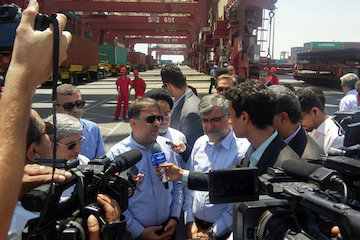 تلاش برای بازپسگیری سهم ایران و افزایش قدرت رقابتپذیری بنادر در جهان/ بارگیری ۱۴ لاینر خارجی در بنادر ایران/ هدفگذاری برای ظرفیت بارگیری بیش از ۷ میلیون تن در سال آخوندی درجمع