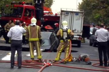 آخرین وضعیت نشست زمین و ریزش تونل مترو در خیابان پیامبر/ تخلیه مجتمع تجاری کوروش/ سقوط یک خودرو در گودال نشست زمین