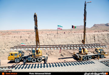 ورود وزیر راه و شهرسازی به خاک افغانستان و آغاز ریل‌گذاری ادامه خط‌آهن خواف - هرات