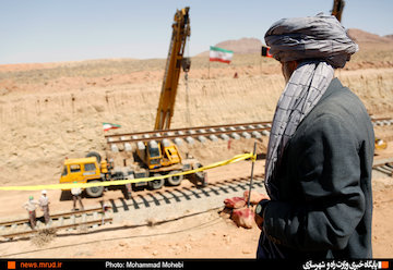 تقویت جایگاه ایران در ترانزیت منطقهای با افتتاح راهآهن خواف-هرات/ روزانه تا ۲ هزار کامیون در مرز دوغارون در انتظار انجام مراحل قانونی و گمرکی  ورود وزیر راه و شهرسازی به خاک افغانستان و آغاز ریلگذاری ادامه خطآهن خواف - هرات