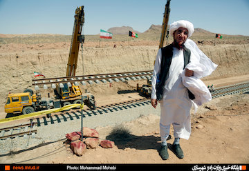 نماز شکر افغان‌ها بخاطر اتصال ریلی با ایران - راه‌آهن خواف - هرات