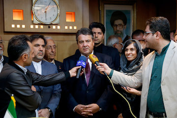 آخوندی: یادداشت تفاهم تولید و تامین ۱۲۰ لکوموتیو دیزلی و برقی بین ایران و آلمان/ زیگمار گابریل: هدف اصلی ما ترغیب بانکها برای سرمایهگذاری است زیگمار گابریل
