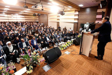 کریدور شماره ۱۰؛ مسیر توسعه آینده ایران است/ لزوم طراحی ایستگاه راهآهن در داخل شهر سنندج/ اجرای اقدامات اولیه بازآفرینی در سکونتگاههای غیررسمی کردستان/ دخالت دولت در خانهسازی ایجاد مشکل میکند نشست