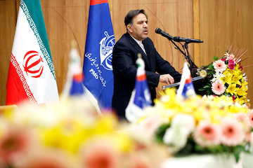 ناگزیر به تغییر انگارههای اقتصادی هستیم/ مخالف سرمایهگذاری خلاف منافع ملی بوده و هستم/ تاکید بر ایجاد یکپارچگی ملی بین ملت، دولت و مجلس و رسانهها/ میتوانستم در ابتدای مسئولیتم هر روز پروژههای مسکن مهر را افتتاح کنم عباس آخوندی
