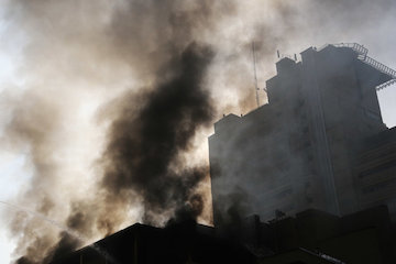 آتشسوزی گسترده در یک مجتمع مسکونی در پایتخت/۱۳۰ نفر نجات یافتند آتشسوزی ساختمان