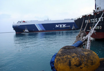 پهلوگیری نخستین کشتی حمل خودرو با پرچم ژاپن در بندر شهید رجایی
