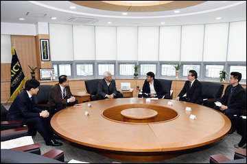 استفاده از تجارب موسسه کرهای در اجرای PMS و تقویت مباحث ۱۱ و ۱۹ مقررات ملی ساختمان/ کنفرانس قیر و آسفالت سال آینده با حضور کارشناسان این موسسه برگزار میشود جلسه