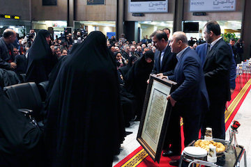 تجلیل از همسر مرحوم آیتالله هاشمی به عنوان بانوی انقلاب/ تجلیل از مقام والای آیتالله هاشمی رفسنجانی و نقش وی در مذاکرات صلح/ متن تقدیرنامه تقدیر