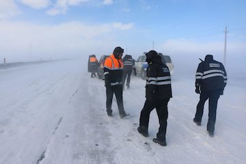 نجات ۳۰۰ مسافر در جاده هراز و فیروزکوه/ جابه جایی مسافران با قطار فیروزکوه- تهران تلاش راهداران استان زنجان برای تردد روان خودروها در آزادراه زنجان- قزوین