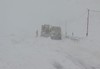 بارش شدید برف و ریزش بهمن در محور تهم چورزق زنجان
