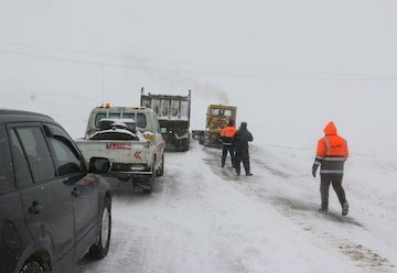 بارش شدید برف و ریزش بهمن در محور تهم چورزق زنجان