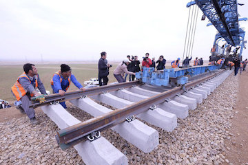 بازدید آخوندی از کارگاه ریلگذاری در مسیر راهآهن تهران- همدان/ بهرهبرداری کامل از مسیر ریلی تهران- همدان در اردیبهشت سال جاری ریلگذاری