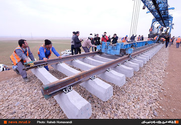 بازدید وزیر راه و شهرسازی از کارگاه ریل‌گذاری در مسیر راه‌آهن تهران- همدان و ایستگاه پیشنهادی راه‌آهن داخل شهر