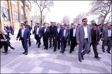 بازدید وزیر راه و شهرسازی از پیاده راه بوعلی/ گفتوگوی صمیمانه آخوندی با شهروندان همدان/ استقبال مردم از وزیر دولت تدبیر و امید بازدید