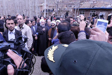 حضور رئیس جمهوری و وزیر راه و شهرسازی در روستای چنار آذربایجانشرقی/ آغاز ساخت ساختمانهای سیل زده با دستور روحانی بازدید