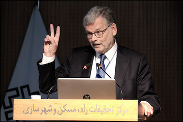 تشریح چهار شاخص مورد بحث ایمنیراهها در جهان/ تغییر انگاره و تعریف چشم انداز؛ دو لازمه ارتقا ایمنی راه/ ارتقا ایمنی به رهبری واحد، حمایت بالادستی و سرمایهگذاری نیاز دارد/ جای خالی شهردار تهران در ائتلاف شهرداران شهرهای ایمن جهان فرد وگمان