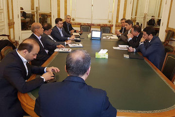 گفت وگوی آخوندی با مدیران شرکتهای بخش خصوصی فرانسه/ مذاکره در پاریس برای توسعه فرودگاههای مشهد و اصفهان/ بازدید از یک طرح بازآفرینی شهری در حومه پاریس نشست