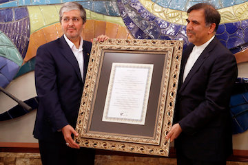 تقدیر آخوندی از فرهاد پرورش به پاس ۸ سال خدمات ارزنده در هما تقدیر