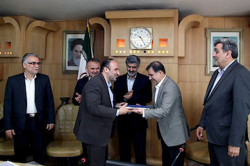 تقدیر وزیر راه و شهرسازی از نقشآفرینان ثبت جهانی شهر یزد/ اهدای جوایز و لوح تقدیر به استاندار، معاون سازمان  میراثفرهنگی و شهردار یزد مراسم