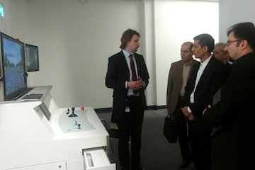 توسعه همکاریهای اقتصادی و بانکی بین ایران و آلمان/ بازدید آخوندی از مجموعه صنعتی زیمنس آلمان بازدید