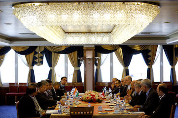 دیدار آخوندی با وزیر حمل و نقل هند با دستور کار رفع موانع اجرای قرارداد بندر چابهار/ تعهد هند به تکمیل طرح توسعه بندر چابهار بدون توجه به تحریمهای آمریکا/ اعلام برنده مزایده اپراتور بندر شهید رجایی تا مهرماه دیدار