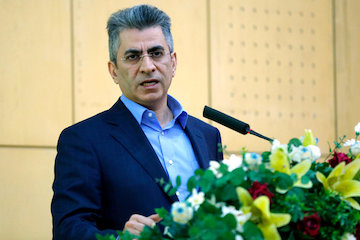 اهدا لوح تقدیر و تندیس به حامیان هفدهمین همایش سیاستهای توسعه مسكن حامد مظاهریان