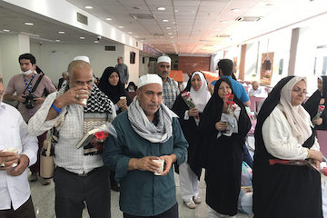 استقبال از حجاج نخستین پرواز جده به فرودگاه حضرت امام(ره)/ رضایتمندی مسافران از خدماتدهی ایرانایر و فرودگاه حضرت امام استقبال