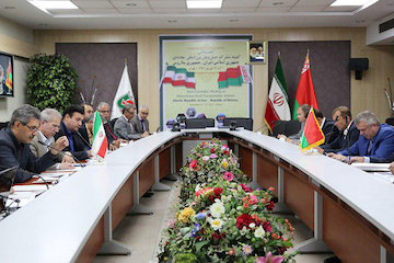 توافق بر سر تبادل ۷۵۰ پروانه تردد بدون مالیات كامیونهای ایران و بلاروس  نشست