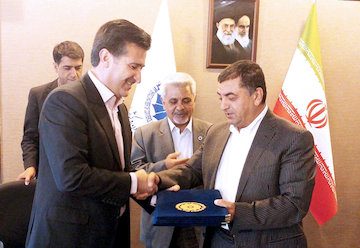 امضای تفاهمنامه همکاری میان اداره کل راهداری و حمل و نقل جادهای فارس و اتاق بازرگانی شیراز تفاهم نامه