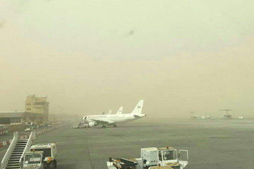 بارشهای رگباری و تندباد لحظهای در مناطق مستعد/احتمال اختلال در پرواز و کمکرسانی به مناطق زلزلهزده فرودگاه توفان