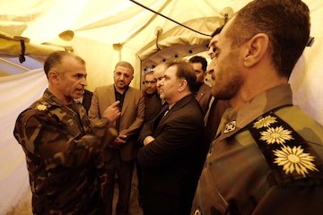 بازدید از بیمارستان صحرایی ارتش و بیمارستان شهدای سرپل ذهاب/ پیگیری روند درمان بازماندگان زلزله/ تقدیر از اقدامات ارتش در برپایی بیمارستان صحرایی در مناطق زلزلهزده بازدید