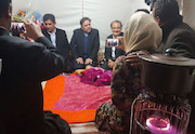 حضور وزیر راه و شهرسازی در چادر زلزله‌زدگان