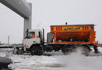 عملیات برفروبی و کمک راهداران استان البرز به رانندگان در محور تهران-کرج 