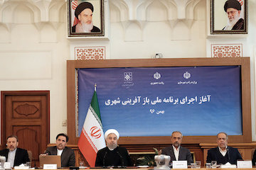 جزئیات آغاز عملیات اجرایی برنامه ملی بازآفرینی در محلات ناکارآمد شهری ۶ استان کشور/ بازآفرینی شهری، سیاست وزارت راه و شهرسازی در موضوع مسکن/ تشریح ۵ خواسته وزارت راه و شهرسازی از روحانی برای برنامه بازآفرینی شهری/ اعلام برنامه های افتتاحی استانها به مناسبت دهه فجر مراسم