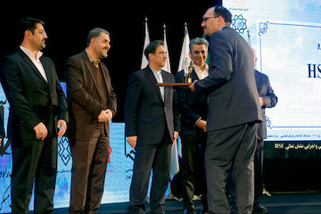 دریافت تندیس اولین جشنواره تعالی HSE توسط راه و شهرسازی استان همدان مراسم