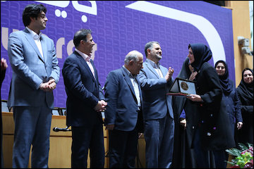 وزیر راه و شهرسازی از بانو طاهره نصر درحوزه معماری تقدیر کرد  مراسم