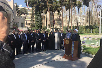 تشریح موفقیتها و دستاوردهای دولت در حوزه راه و شهرسازی/ احداث ۱۲۰۰ کیلومتر خطآهن در سال جاری/ رونق بازار مسکن و رشد ۱۹ درصدی آن/ افتتاح فاز اول بندر چابهار و بندر شهید رجایی بندرعباس روحاني در جمع