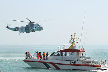 نجات ۶ دريانورد هرمزگانی در دريای عمان / سرنشينان قایق صیادی سانحه دیده نجات يافتند امداد نجات