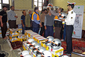 توزیع یکهزار کلاه ایمنی تا پایان سال ۹۷ در روستاهای استان قم  کلاه