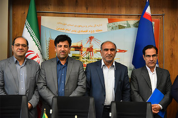 انعقاد تفاهم نامه احداث کریدور ارتباطی بین مناطق ویژه اقتصادی پتروشیمی و بندرامام خمینی(ره) تفاهم نامه