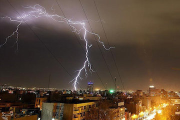 وزش باد و بارش باران در برخی استانهای نیمه شمالی و مرکز ایران/هشدار بالاآمدن آب رودخانهها و احتمال صاعقه در استانهای پربارش صاعقه